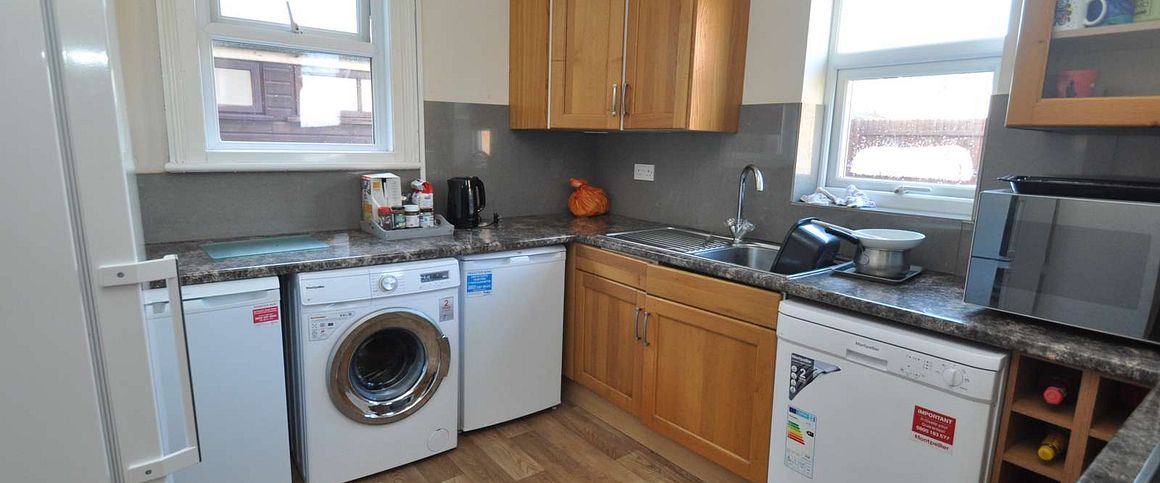 Stroud Road Room 7 - Photo 1