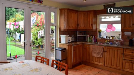 Sunny room in 4-bedroom apartment in Firhouse, Dublin - Photo 3