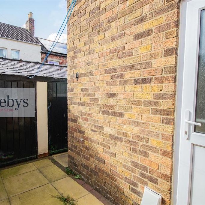 3 bedroom terraced house to rent - Photo 1