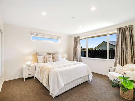 Lovely Three Bedroom Family Home! - Photo 2