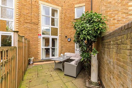 3 bedroom house in London - Photo 3