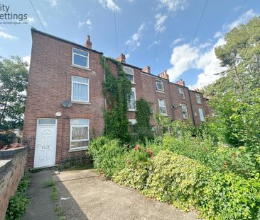 4 Bedroom Mid Terraced House - Photo 4