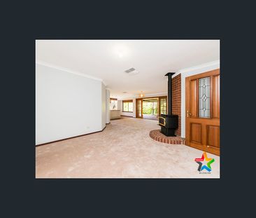 RARE 4 X 2 FAMILY HOME ! - Photo 2