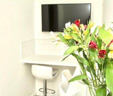 1 bedroom in a house share to rent - Photo 2