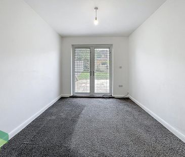 4 bedroom semi-detached bungalow to rent - Photo 2