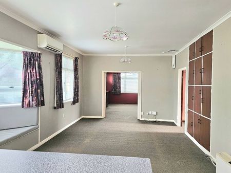 Charming 3BR Home in Palmerston Nth! - Photo 3