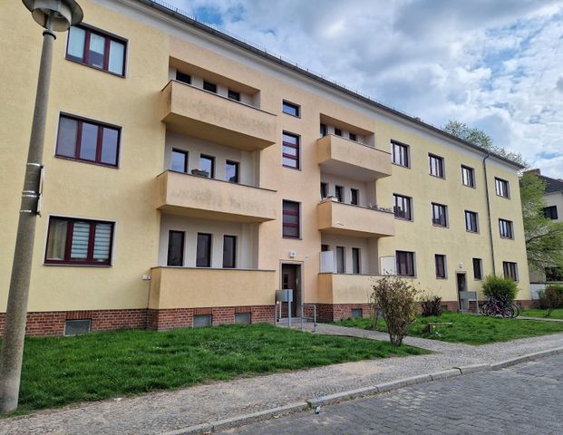 Frisch renoviert mit Einbauküche und Balkon! - Foto 1