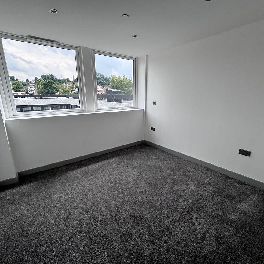 NEWLY REFURBISHED 1 BED APARTMENT - LEEDS - Photo 1