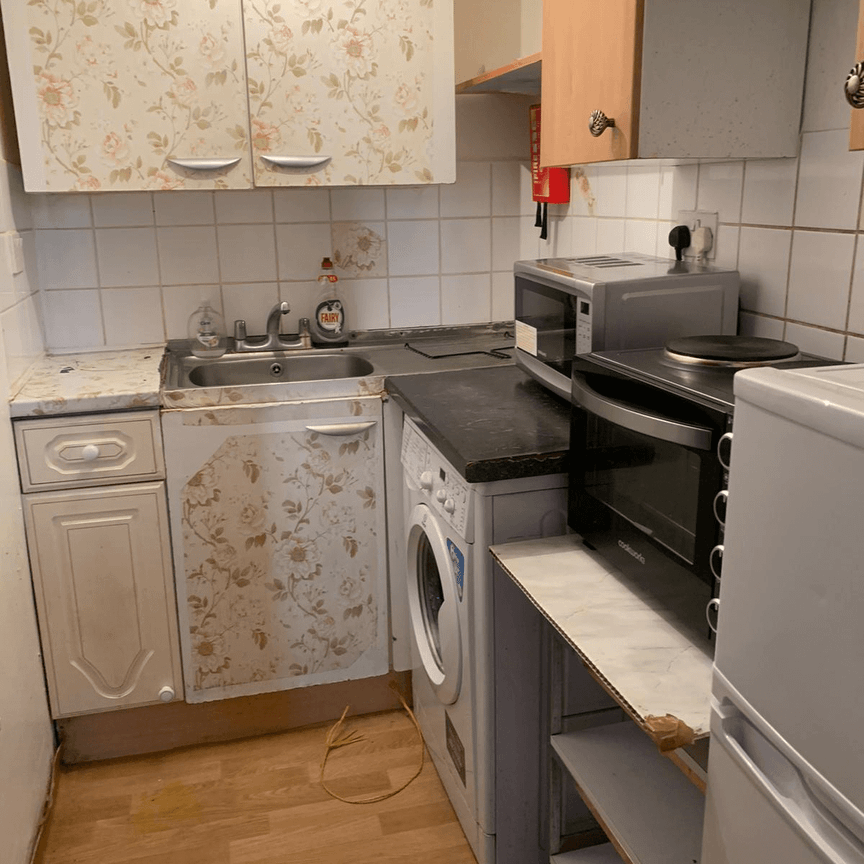 studio flat with seperate kitchen - £1200 pcm - Photo 1