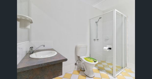 1-Bedroom Apartment for Rent – Convenient Living Above Local Shops! - Photo 1