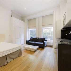 A bright furnished studio apartment overlooking the beautiful Lennox Gardens. - Photo 2