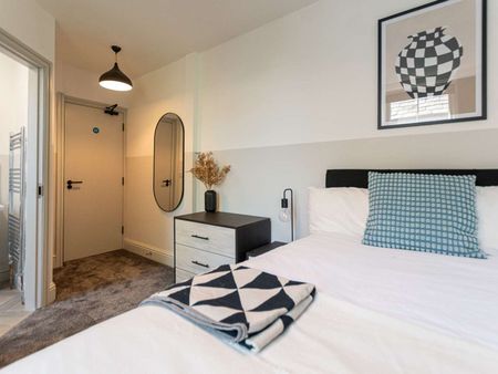 ⭐ New Rooms | Fast Move-In | 🅰️➕ Location Room 3 - Photo 3