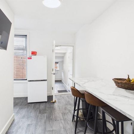 1 bedroom in a house share to rent - Photo 3