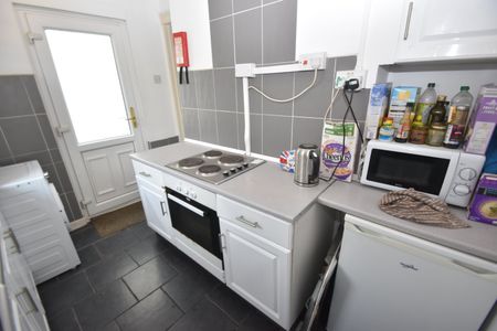 1 bed house / flat share to rent in Rawden Place, City Centre, CF11 - Photo 2