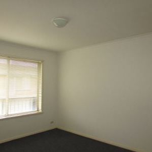 1 bedroom unit in quiet complex - Photo 2