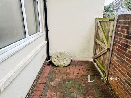 2 bedroom apartment to rent Commercial Road, Eastbourne, East Sussex, BN21 - Photo 3