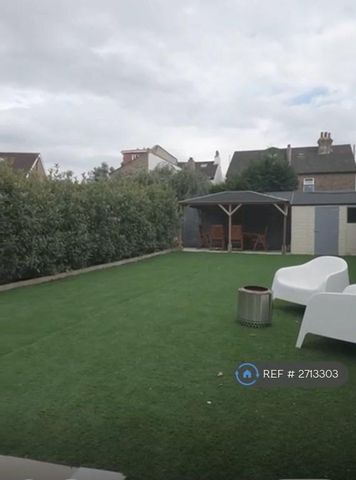 1 bedroom in a house share to rent - Photo 2