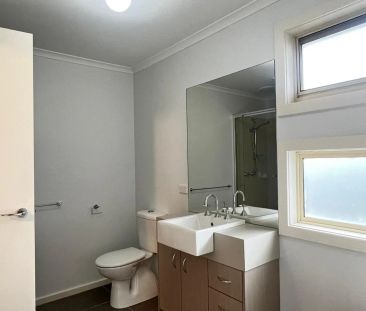 Perfectly positioned, three bedroom beauty! - Photo 5