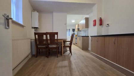 2 bedroom end of terrace house to rent - Photo 2