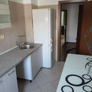 Inchiriez apartament 3 camere - Photo 2