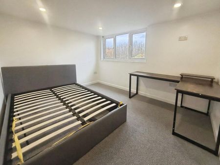 4 bedroom semi-detached house to rent - Photo 2