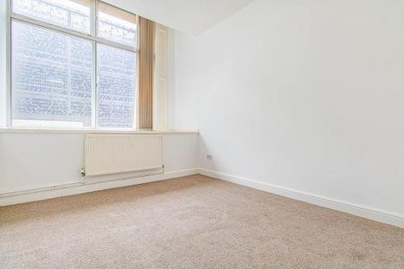 3 bedroom apartment to rent - Photo 2