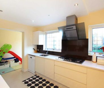 4 bedroom semi-detached house to rent - Photo 3