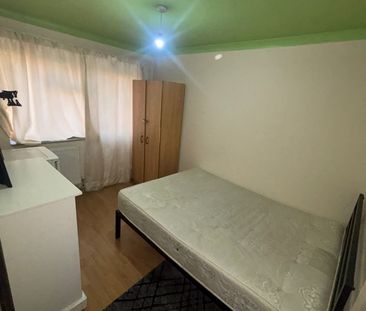 Room in a Shared Flat, St Hugh's Rd, SE20 - Photo 4