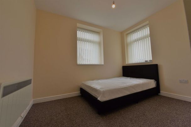 2 bedroom Flat in Flat 6, Leeds - Photo 1