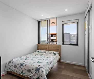 Two bed apartment with stunning city skyline views! - Photo 1