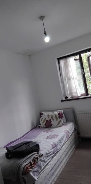 Room in a Shared House, Brownlow Road, E7 - Photo 1