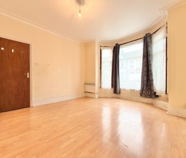 1 Bed Flat, Harpour Road, IG11 - Photo 3