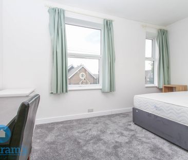 References Pending - 6 bed Semi-Detached House - Photo 4