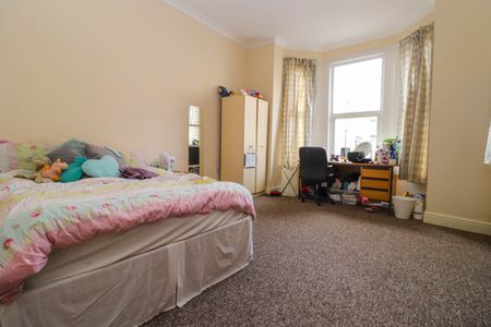 6 bedroom semi-detached house to rent - Photo 3