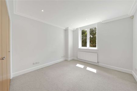 Very high quality 3 bedroom apartment, enjoying a bright and welcoming interior with a large terrace overlooking the communal gardens. - Photo 4