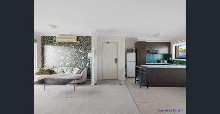 Spacious & Stylish 2-Bedroom Apartment in the Heart of Cowes - Photo 3