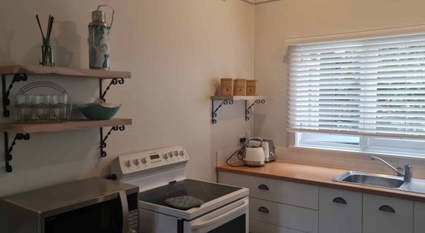 Bedsit in Kauri Point - Photo 1