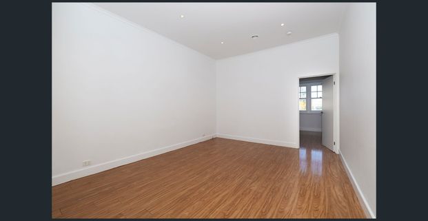 Chic above the shops - Photo 1