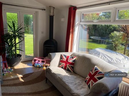 3 bedroom semi-detached house to rent - Photo 2