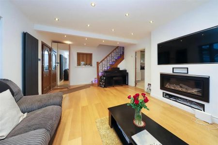 4 bedroom end of terrace house to rent - Photo 2