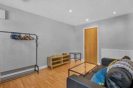 40 HYDE TERRACE Leeds - LS2 9LN - Photo 2