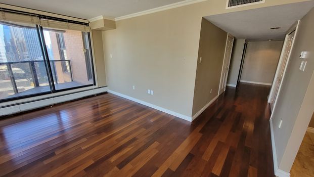 2 Br Large Executive Condo In Westmount Place/ Heat & Water Included! - Photo 1