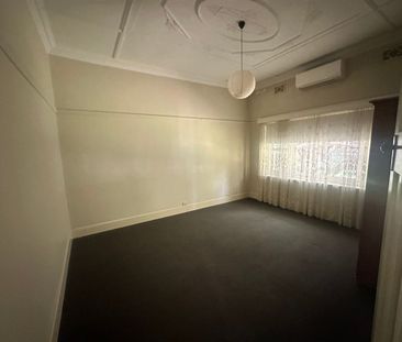 CHARMING INNER-CITY HOME - Photo 3