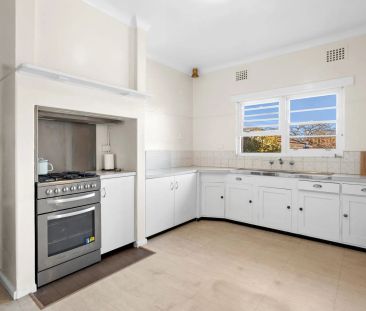 Family Home in the Heart of Narrabundah - Photo 3