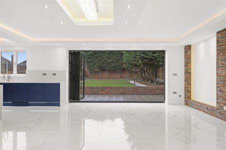 5 bedroom detached house to rent - Photo 3