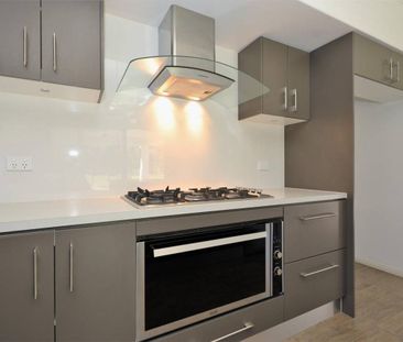 Something Special - Top Quality Modern Home - Fully Fenced - Photo 3