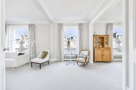 An excellent newly decorated four bedroom apartment in a prime location in Holland Park with private balcony. - Photo 2