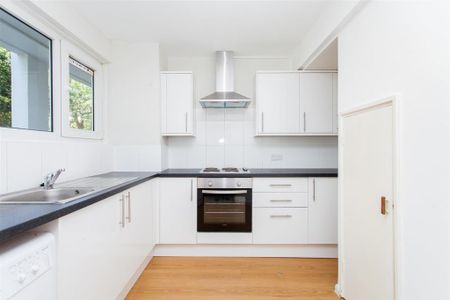 3 bedroom flat to rent - Photo 4
