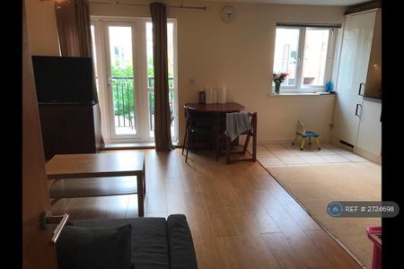 2 bedroom flat to rent - Photo 2
