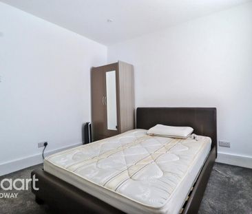 1 bedroom in a house share to rent - Photo 2